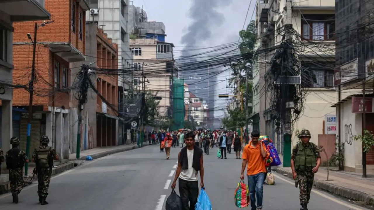 Los jóvenes manifestantes y el ejército de Nepal negocian un primer ministro interino