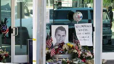 El día después del asesinato de Charlie Kirk en Estados Unidos: búsqueda del culpable, reunión de Trump con la familia y cancelación de actos El día después del asesinato de Charlie Kirk en Estados Unidos: búsqueda del culpable, reunión de Trump con la familia y cancelación de actos