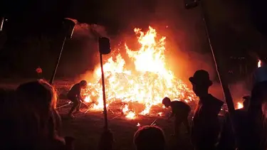 Noche, playa y fogata: el pueblito mágico para hacer una escapada en octubre que celebra la Noche de las Antorchas