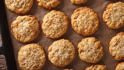 Receta de galletas de avena, coco y miel. Receta de galletas de avena, coco y miel.