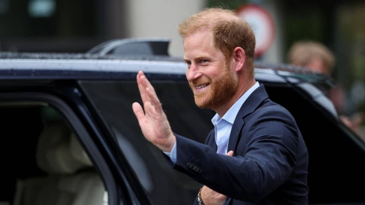 El príncipe Harry visita Ucrania con una organización benéfica de rehabilitación