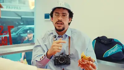 Bad Bunny come hamburguesa en un streaming de Ibai. Bad Bunny come hamburguesa en un streaming de Ibai.