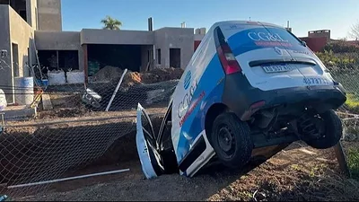 Inseguridad en Rosario: robaron una ambulancia y terminaron incrustados en una pileta Inseguridad en Rosario: robaron una ambulancia y terminaron incrustados en una pileta