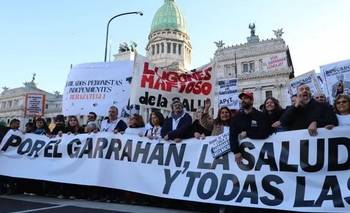 Un Milei golpeado enfrenta una multitudinaria marcha al Congreso contra los vetos | Protestas