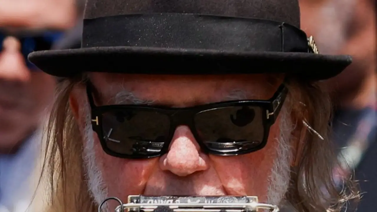 Neil Young es demandado por el nombre de su grupo Chrome Hearts