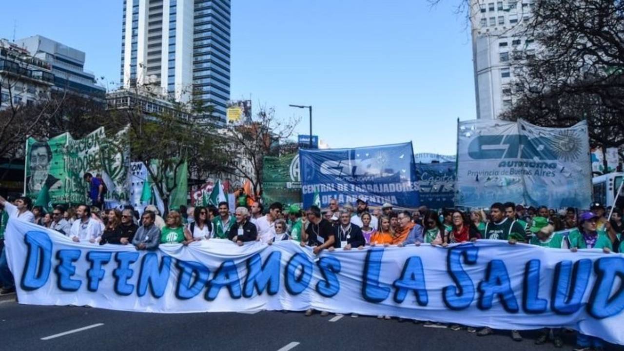 Con un llamado al país a unirse al reclamo, Garrahan y universidades marcharon contra los vetos
