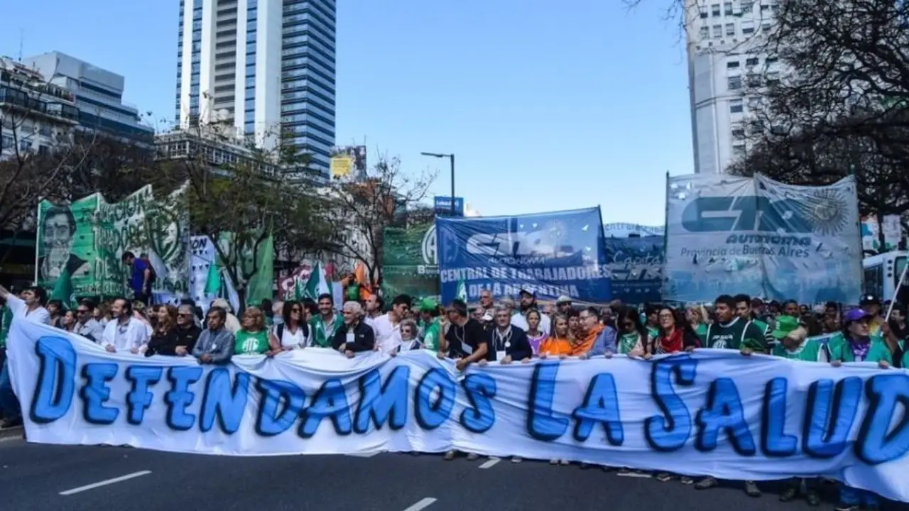 Con un llamado al país a unirse al reclamo, Garrahan y universidades marcharon contra los vetos