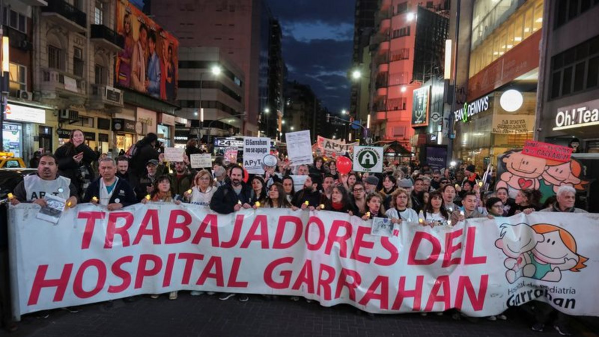 Miles de argentinos salen a las calles contra ajuste de Milei en salud ...