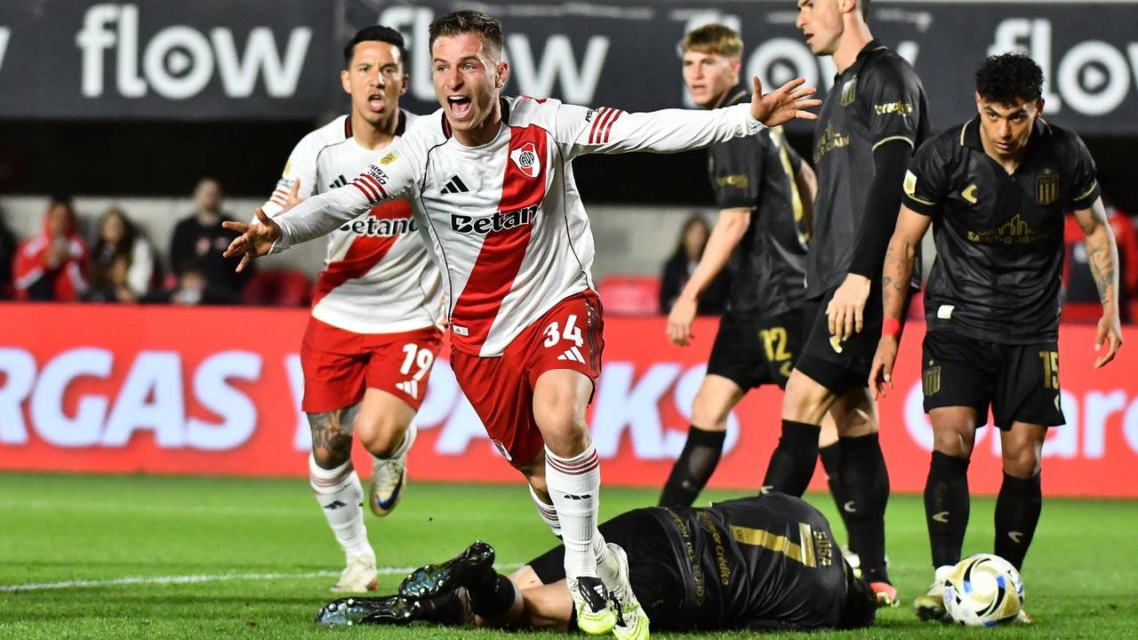 En un final caliente, River le ganó por 2-1 a Estudiantes en La Plata
