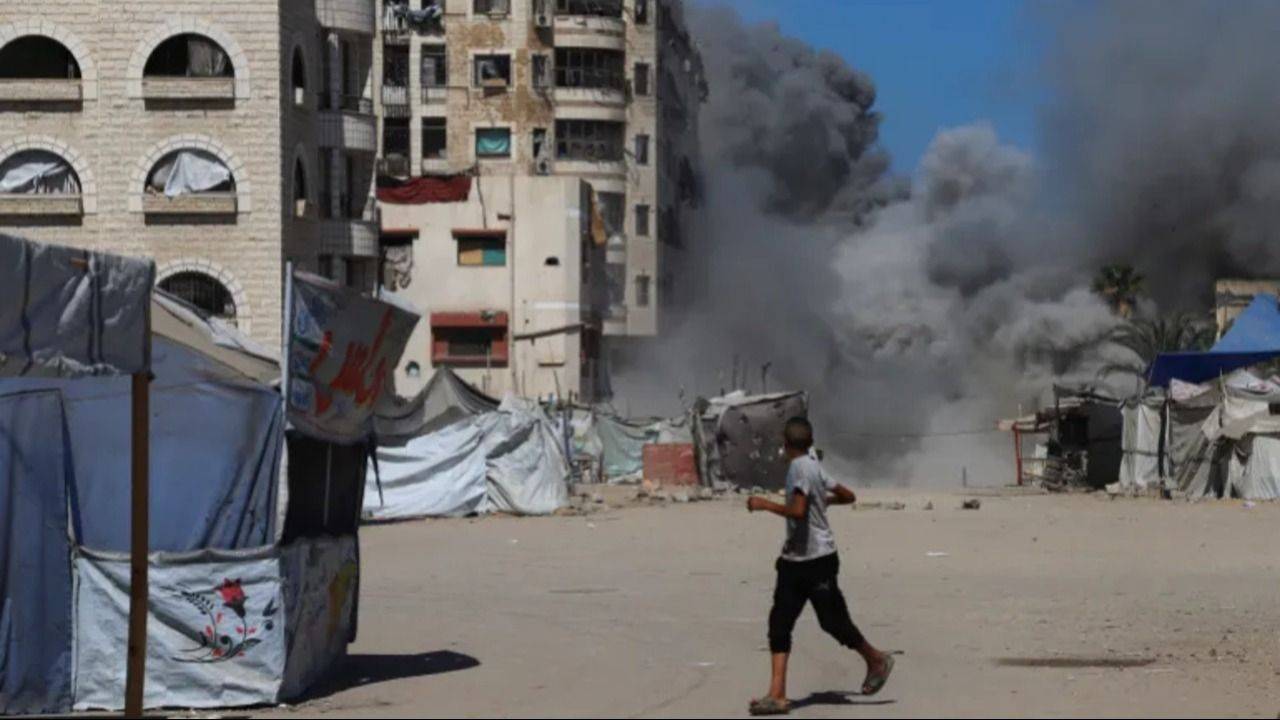 Palestinos obligados a evacuar Gaza tras bombardeos de Israel en zonas residenciales