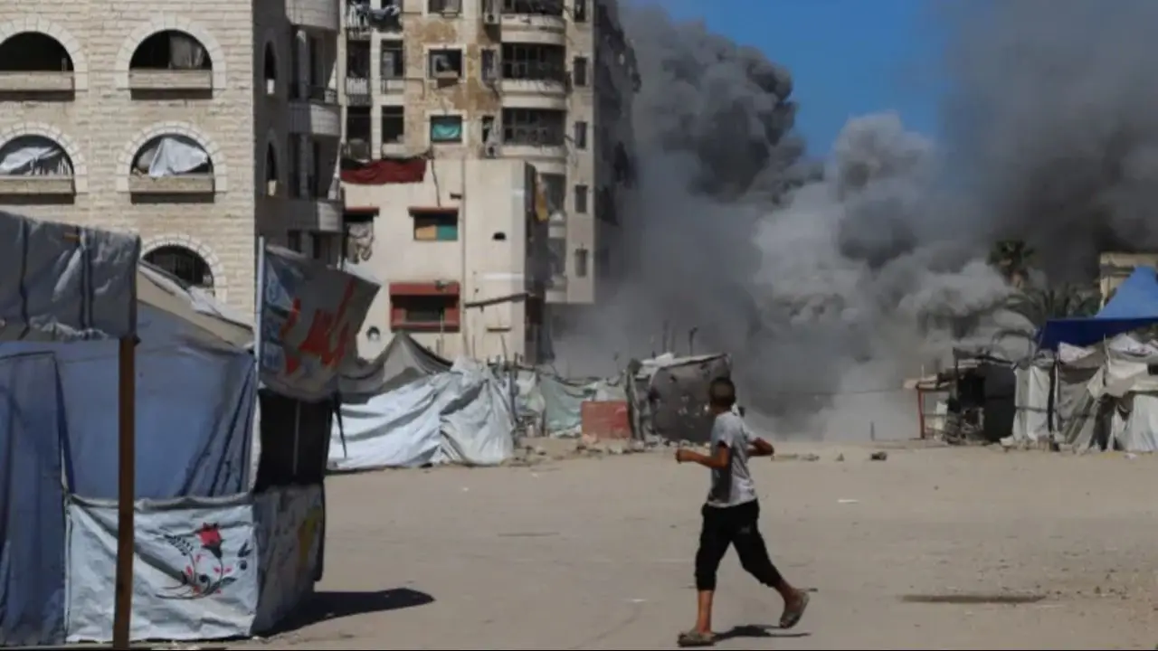Palestinos obligados a evacuar Gaza tras bombardeos de Israel en zonas residenciales