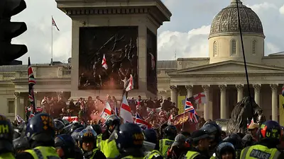 El primer ministro británico dice que la gente tiene derecho a "protestar pacíficamente" El primer ministro británico dice que la gente tiene derecho a "protestar pacíficamente"