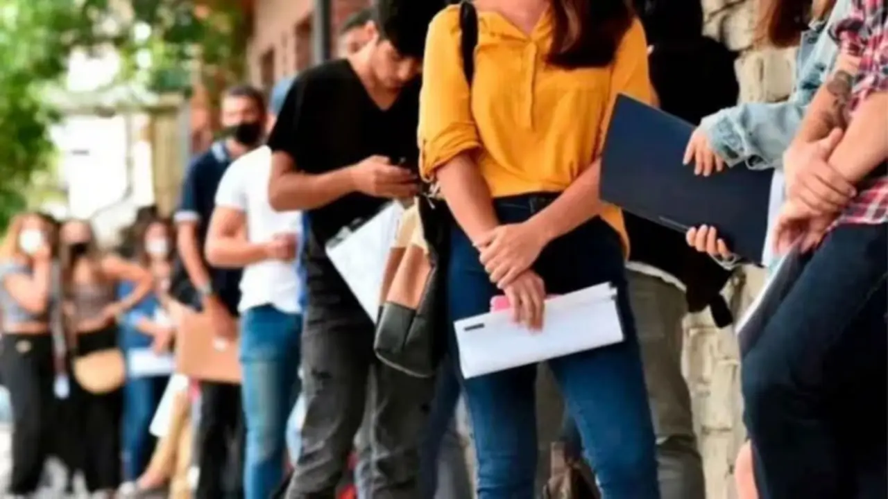 Desempleo en Córdoba: la motosierra de Milei dejó a otros 1.000 trabajadores registrados en la calle en junio