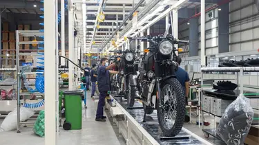 Que motos fabricaba el Grupo Simpa, dueño de la planta cerrada por la crisis causada por Javier Milei