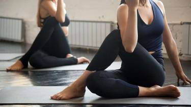Inflamación abdominal: posturas de yoga fáciles de hacer en casa que alivian la hinchazón y mejoran la digestión