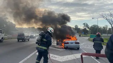Fuego y caos en la General Paz: hay demoras en varios tramos por incendio y choques