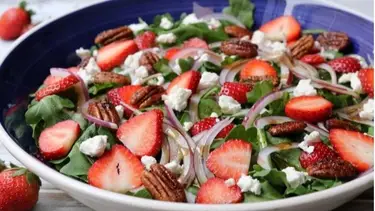 Ensalada agridulce: receta para sumar frutillas a la dieta esta primavera