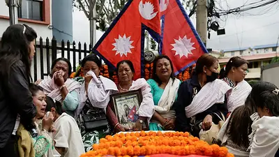 Nepalíes lloran por los fallecidos en las mortíferas protestas contra la corrupción Nepalíes lloran por los fallecidos en las mortíferas protestas contra la corrupción