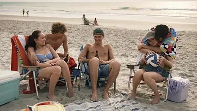 Cinco adolescentes disfrutan la playa, en la serie de prime video Cinco adolescentes disfrutan la playa, en la serie de prime video