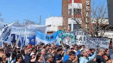Marcha por la desesperante situación de los trabajadores de una histórica fábrica de Santa Fe: "No tienen qué comer"