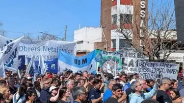Marcha por la desesperante situación de los trabajadores de una histórica fábrica de Santa Fe: "No tienen qué comer"