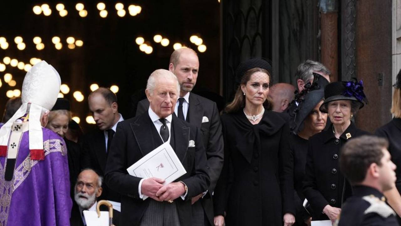 El rey Carlos se despide de la duquesa de Kent, en un hito real