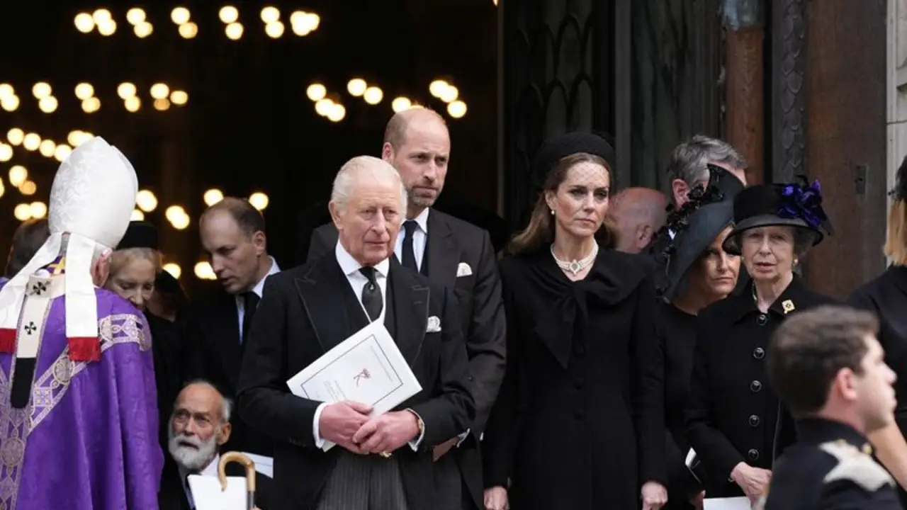 El rey Carlos se despide de la duquesa de Kent, en un hito real