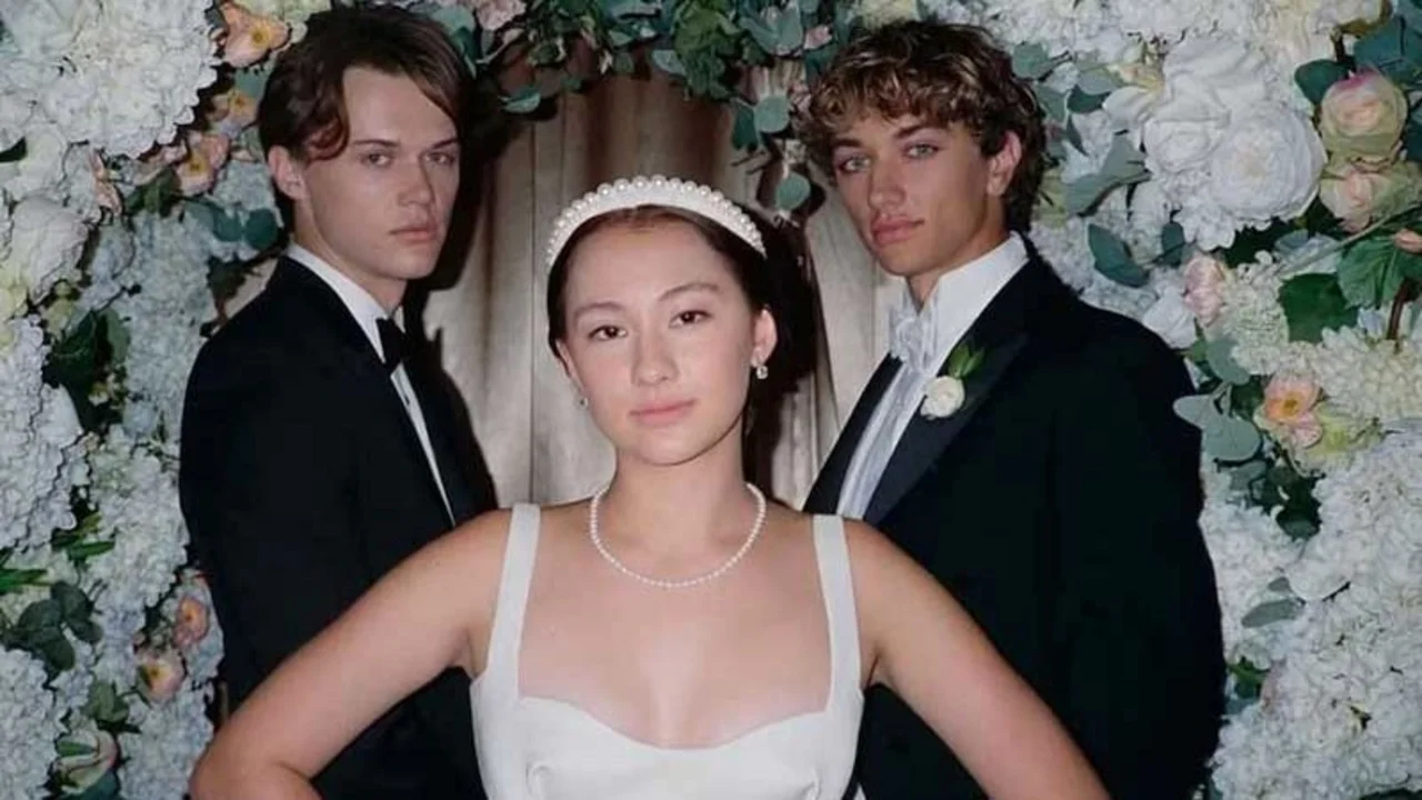 Belly, entre Conrad y Jeremiah en El verano en que me enamoré, serie de Prime Video