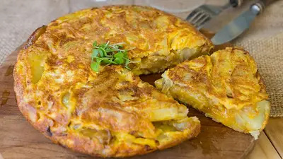 Dani García reveló cuál es, según su criterio, la mejor tortilla de papas: sin cebolla y con una proporción precisa de ingredientes. Dani García reveló cuál es, según su criterio, la mejor tortilla de papas: sin cebolla y con una proporción precisa de ingredientes.