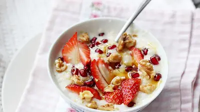 Yogur con granola y frutas. Yogur con granola y frutas.