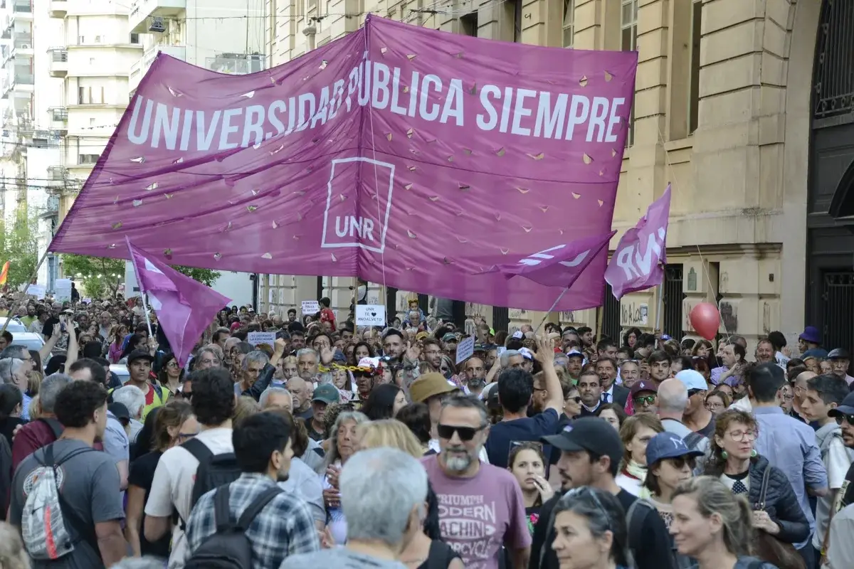 Marcha universitaria en Rosario