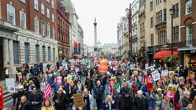 Manifestantes anti-Trump marchan por Londres mientras el presidente disfruta de la bienvenida real Manifestantes anti-Trump marchan por Londres mientras el presidente disfruta de la bienvenida real