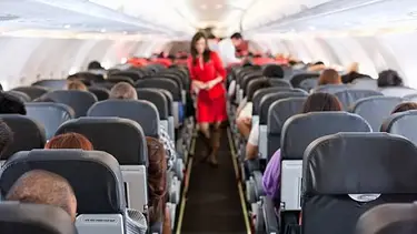 Dos chicas vivieron un momento viral en un avión: qué pasó
