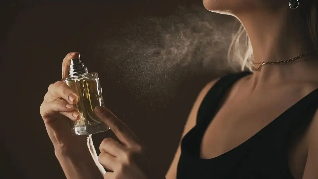 Mujer poniéndose perfume