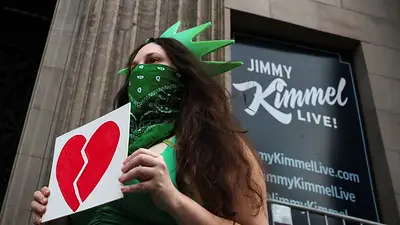 Hollywood sale en defensa de Jimmy Kimmel después de que ABC retiró su programa nocturno Hollywood sale en defensa de Jimmy Kimmel después de que ABC retiró su programa nocturno