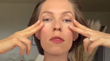 Piel joven y firme sin pasar por el quirófano: la rutina de yoga facial que te lleva solo 10 minutos al día