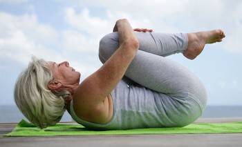Adultos mayores: la postura de yoga perfecta para fortalecer la cadera | Salud