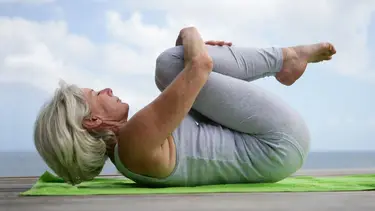 Ideal para adultos mayores: la postura de yoga perfecta para fortalecer la cadera