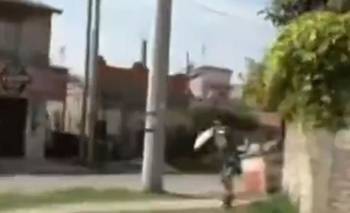 Video: atacaron a botellazos a un movilero de América TV en Laferrere | Televisión 