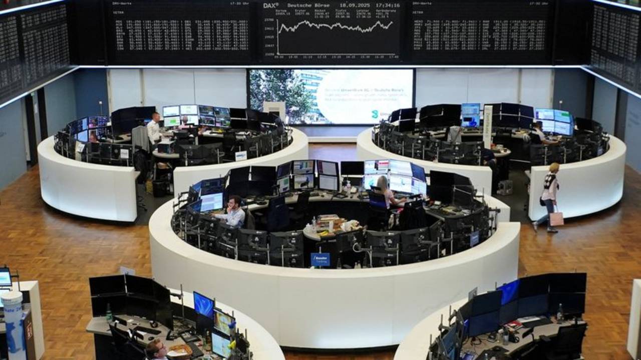Las bolsas europeas se encaminan hacia un final con poca acción tras una semana movida