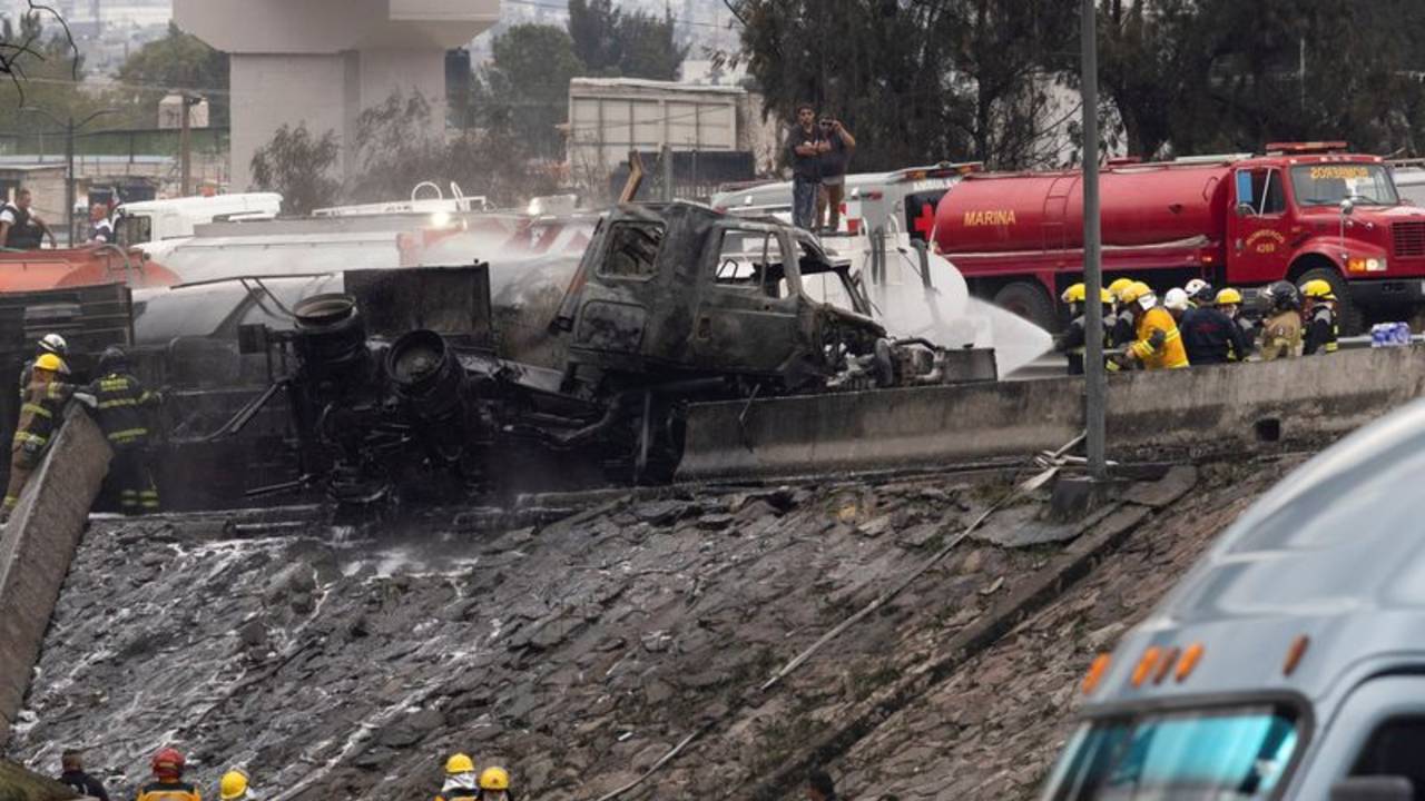 Suben a 22 los fallecidos por explosión de camión cisterna de gas en México