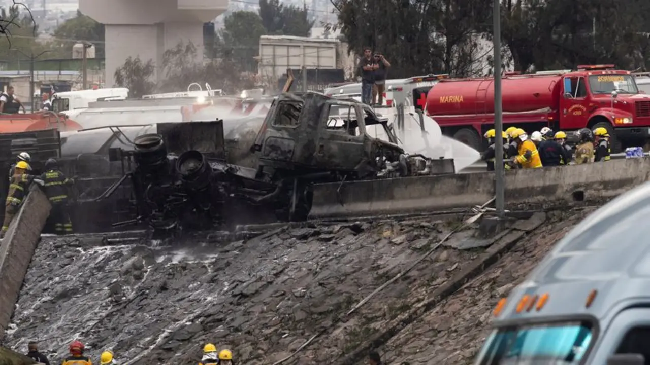Suben a 22 los fallecidos por explosión de camión cisterna de gas en México
