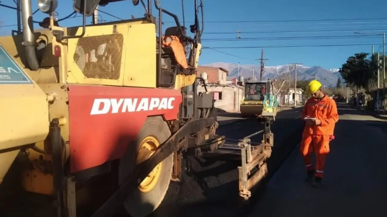 Con recursos propios, La Rioja avanza en el asfaltado e iluminación de rutas clave para el desarrollo de la región