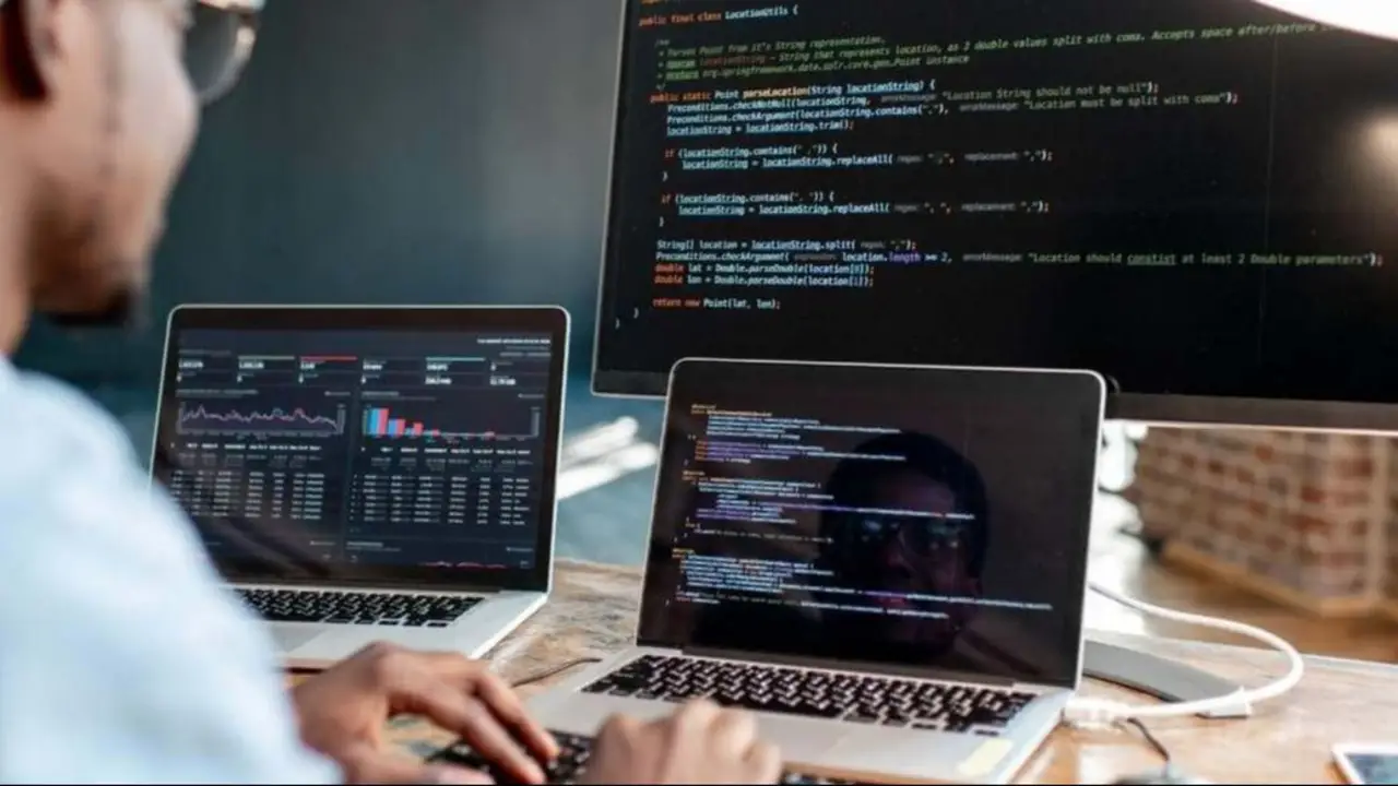 programador en la computadora