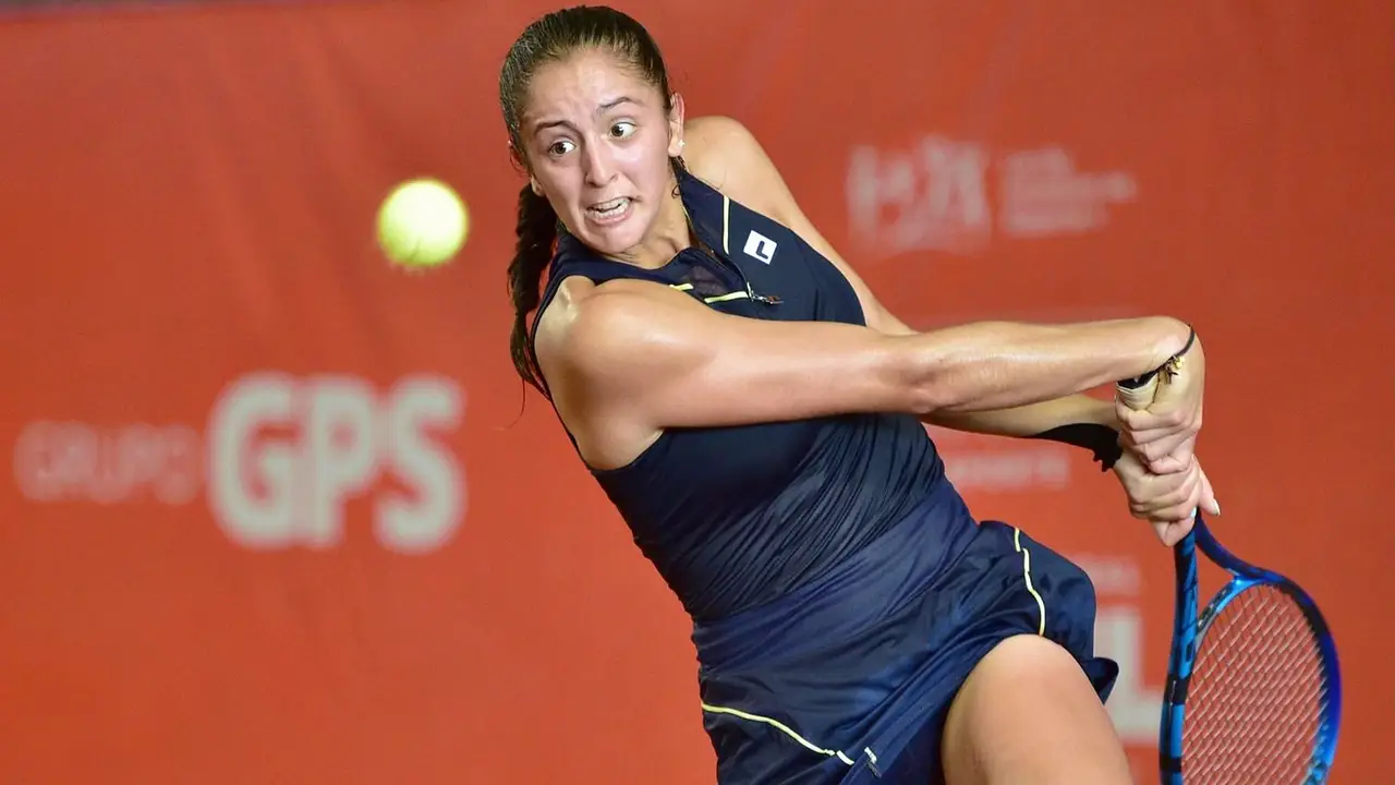 Con una nueva victoria rotunda, la riojana Jazmín Ortenzi avanza a los cuartos de final del Torneo W15 de Luján