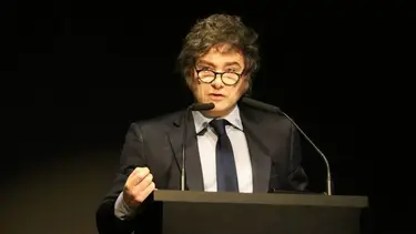 Acorralado, Milei admitió que se congelará la economía por la crisis y que piensa en un plebiscito para dolarizar