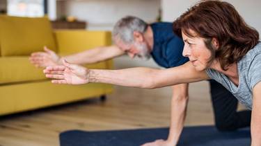 Ideal para mayores de 60: el ejercicio que los profesionales recomiendan para fortalecer las piernas y evitar caídas