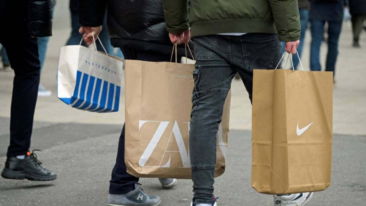 Consumidores de la eurozona reducen el gasto por los aranceles y evitan productos de EEUU, según el BCE