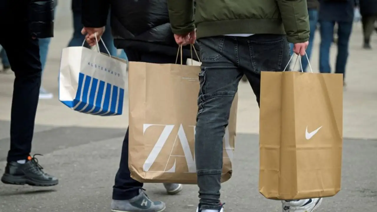 Consumidores de la eurozona reducen el gasto por los aranceles y evitan productos de EEUU, según el BCE