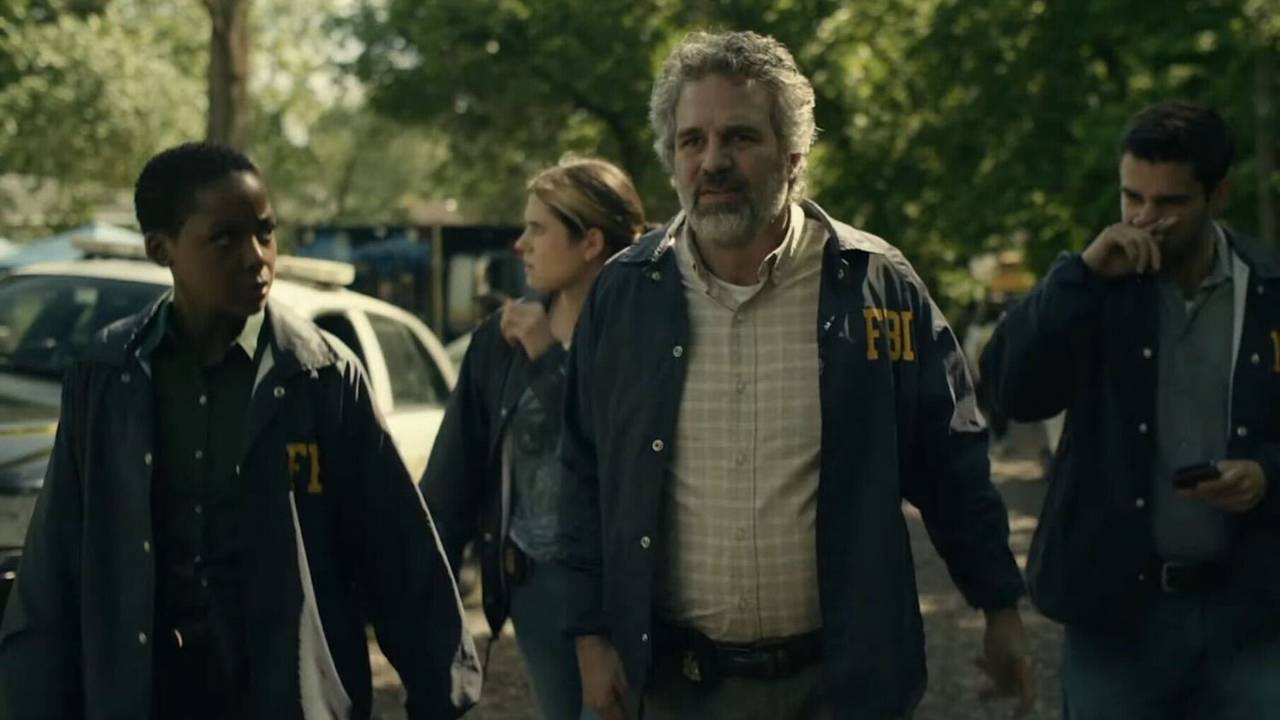 Mark Ruffalo y demás elenco en la serie Task de HBO